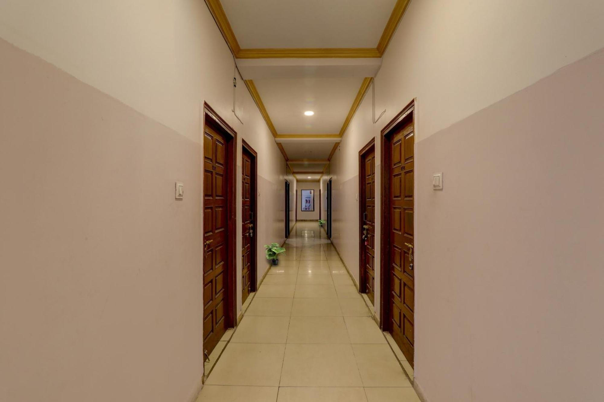 Collection O Premier Near Hazratganj Hotell Lucknow Eksteriør bilde
